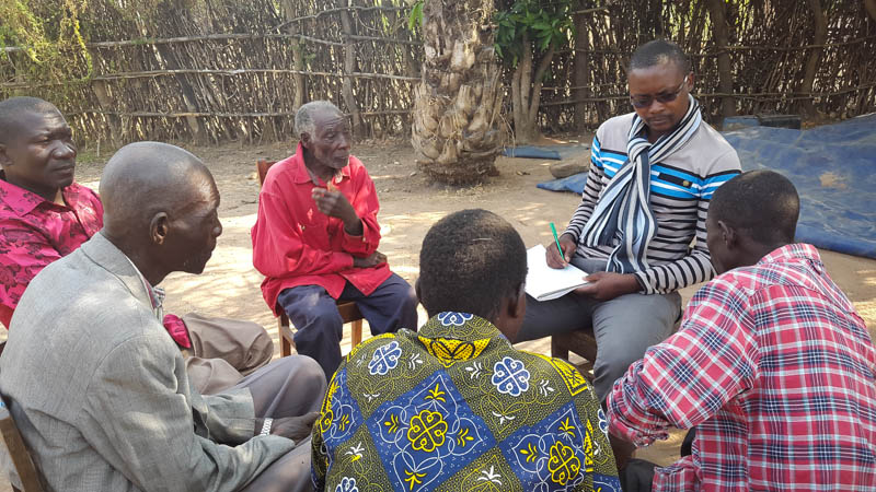 Akros staff discusses CLTS principals with village leaders.