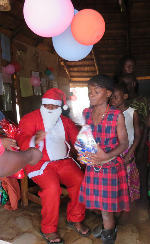 Akros staff member William Lubemba made an excellent Santa Claus, handing out over 300 wrapped gifts of toothpaste, toothbrushes, bathing and washing soap.